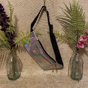 Silver metallic fanny pack with adjustable strap and three zipper pockets 😍😍😍